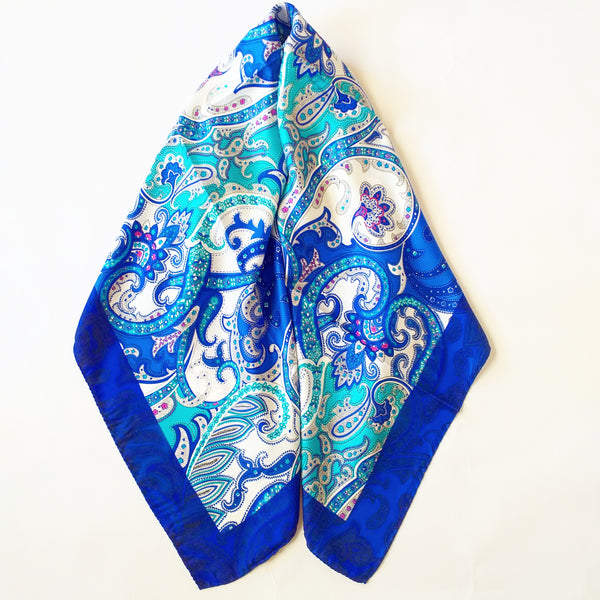 foulard con disegno paisley  ( foulard with paisley design).