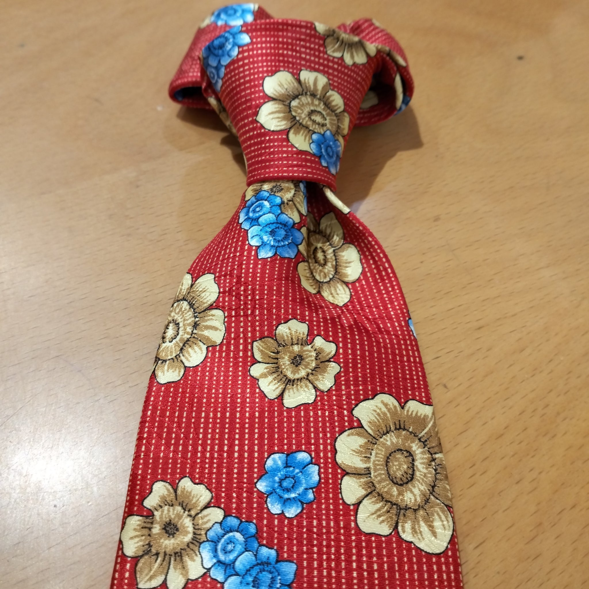 Cravatta fiori rossa