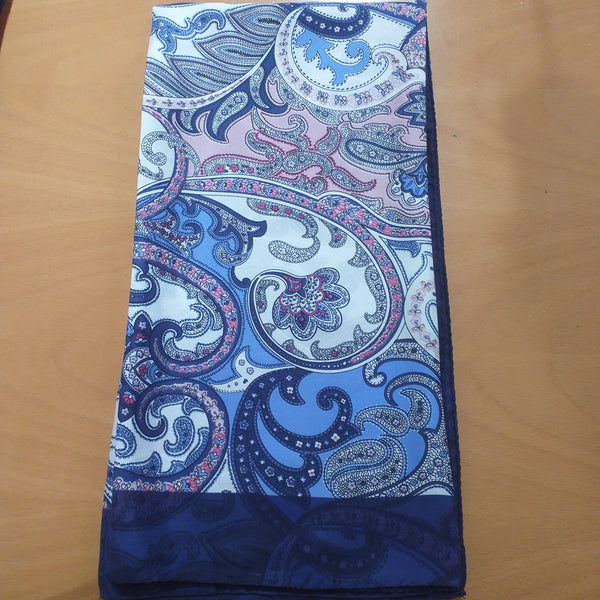 foulard con disegno paisley  ( foulard with paisley design).