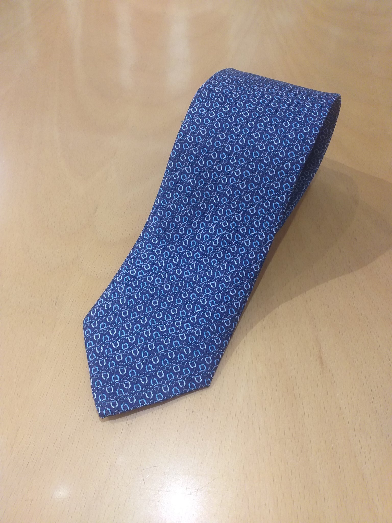 Cravatta ferro di cavallo (tie with horseshoe motif )