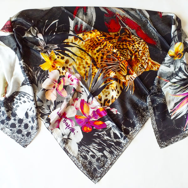 Scialle (shawl) Laura Biagiotti con leopardo 🐆🐆,fiori🌺🌷 , savana e maculato ( with leopard, flowers, savannah and spotted).