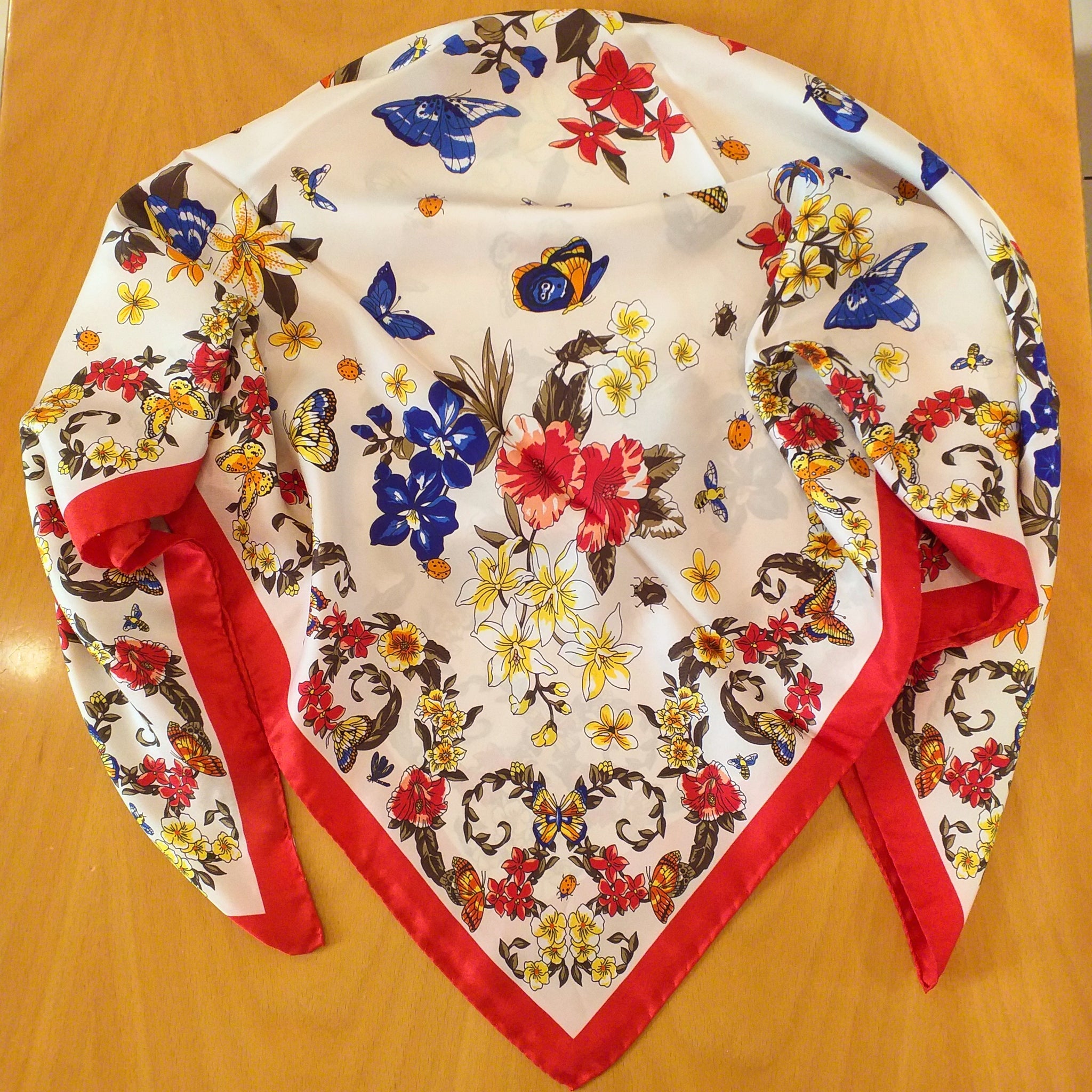 foulard con fiori🌺, api🐝, libellule , coccinelle🐞 , farfalle🦋🦗 (with flowers, bees, dragonflies, ladybugs, butterflies)