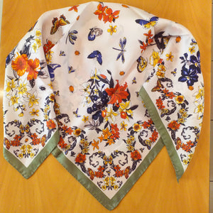 foulard con fiori🌺, api🐝, libellule , coccinelle🐞 , farfalle🦋🦗 (with flowers, bees, dragonflies, ladybugs, butterflies)