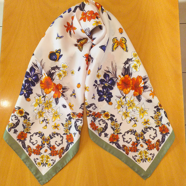 foulard con fiori🌺, api🐝, libellule , coccinelle🐞 , farfalle🦋🦗 (with flowers, bees, dragonflies, ladybugs, butterflies)