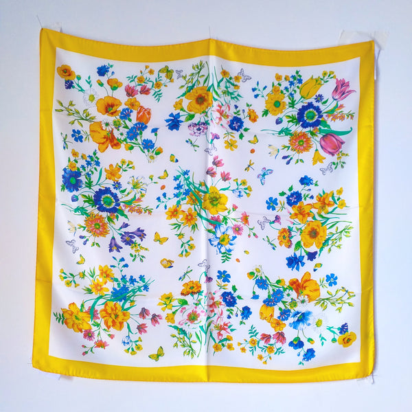 foulard con tulipani , margherite,papaveri🌷🦋, farfalle , coccinelle e libellule (with tulips, daisies, poppies, butterflies, ladybugs and dragonflies)