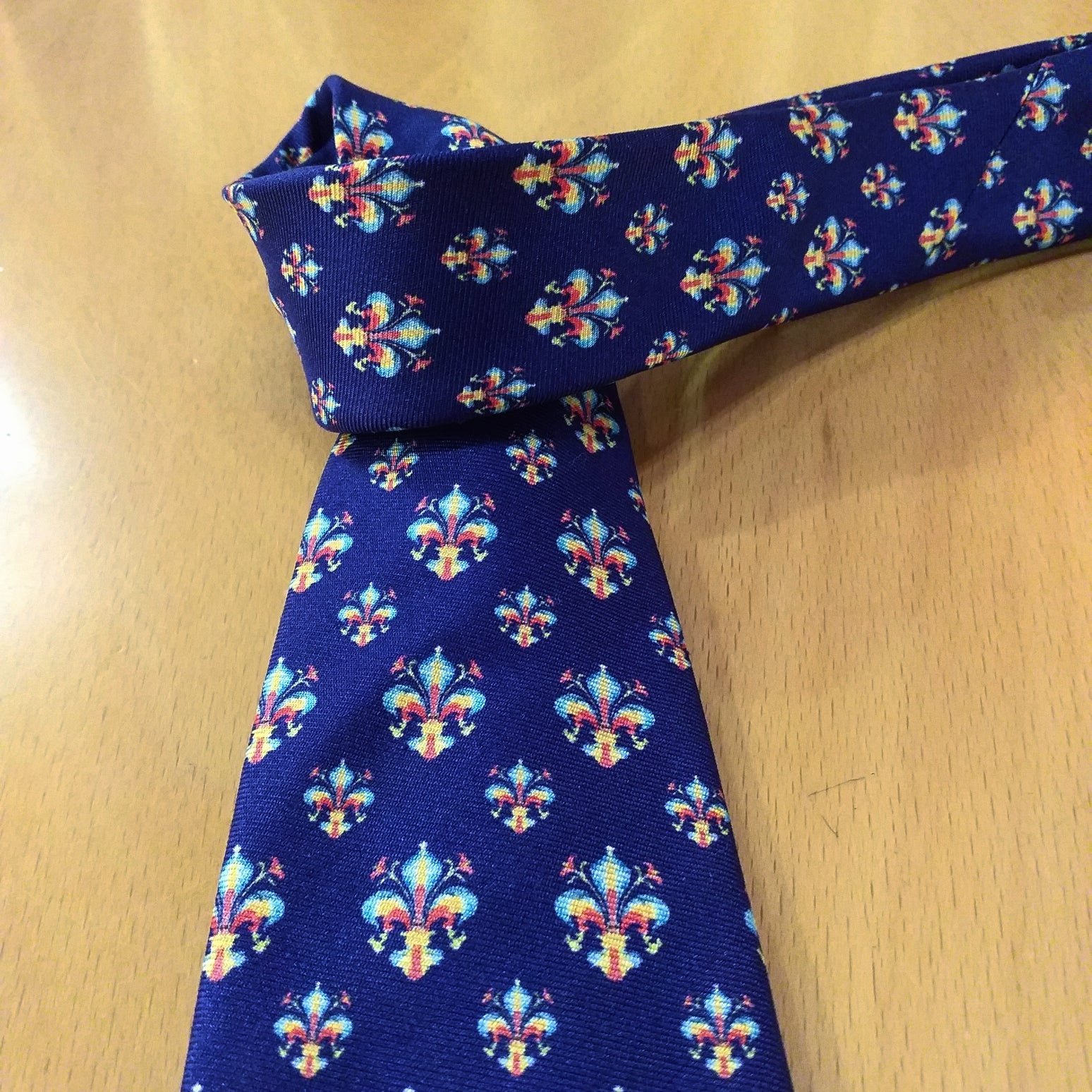 Cravatta con il giglio di Firenze ⚜️⚜️⚜️(multicolor/multicolored) , simbolo dei medici ⚜️( tie with the lily of Florence, symbol of the Medici family)