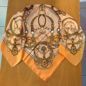 foulard  con selle di cavallo , cinture e cinghie (foulard with horse saddles, belts and straps)
