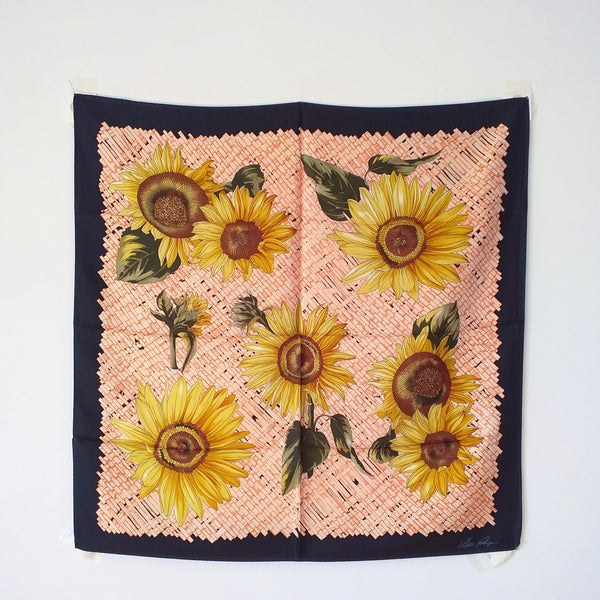 foulard con girasoli 🌻🌻🗑️🌞disposti su paglia(foulard with sunflowers arranged on straw)