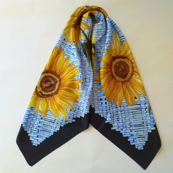 foulard con girasoli 🌻🌻🗑️🌞disposti su paglia(foulard with sunflowers arranged on straw)