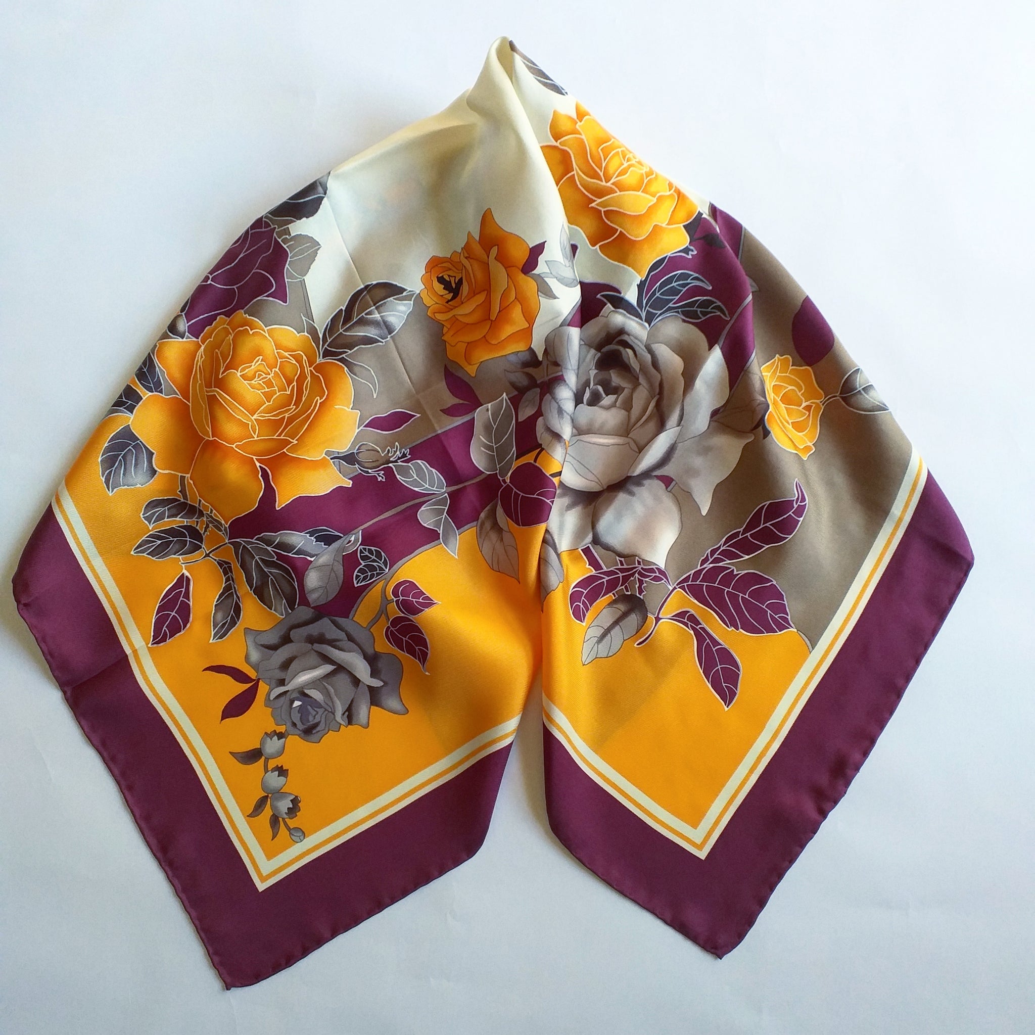 Foulard con roselline🌹, boccioli e foglie.3 tonalità di sfondo (square scarf with roses, buds and leaves,3 background shades